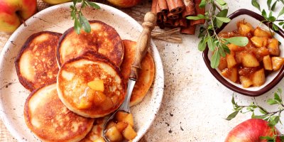 Jablečné lívance s jablečným rozvarem na talíři