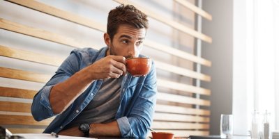 Muž pije kávu v kavárně