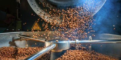 Míchání pražené kávy