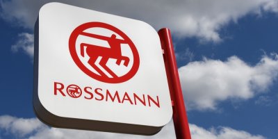 Štít s nápisem Rossmann