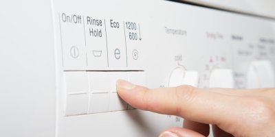 Ruka mačká na pračce program ECO