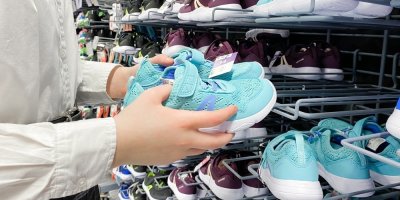 Nabídka obuvi v obchodě Decathlon