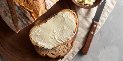 Krajíc chleba namazaný máslem