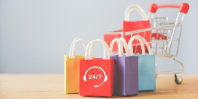 Košík s nákupními taškami