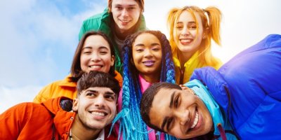 Skupina mladých lidí