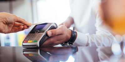 Zákazník platí kartou