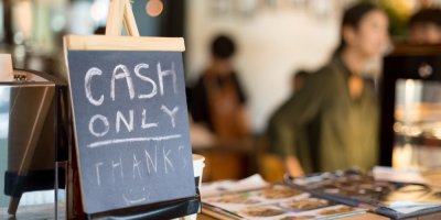 Tabule s nápisem „pouze hotovost“ v angličtině