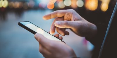 Muž používá mobilní telefon