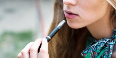 Člověk kouří elektronickou cigaretu