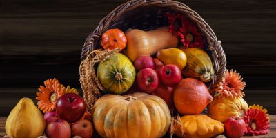 Různé druhy podzimního ovoce a zeleniny