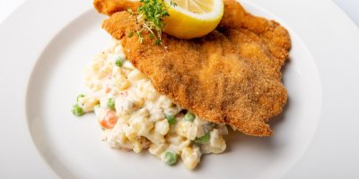 Řízek s bramborovým salátem