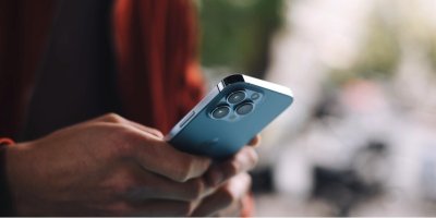 Iphone mobilní telefon od značky Apple 