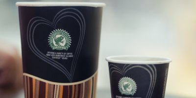 Logo žabky Rainforest Alliance na kelímku od kávy
