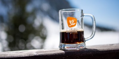 Sklenice s čepovanou kofolou