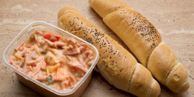 Dva rohlíky posypané mákem, lahůdkový salát v plastové krabičce