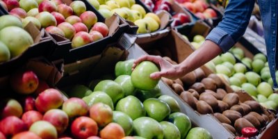 Žena nakupuje jablka na trhu