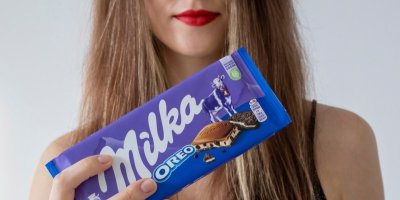 Žena drží čokoládu Milka s příchutí oreo