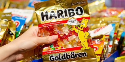 Ruka držící sáček gumových medvídků HARIBO 