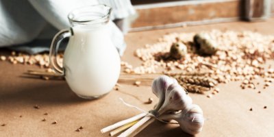 Sklenice mléka a svaze česneků