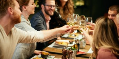 Skupinka lidi v restauraci 