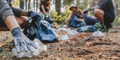 Lidé sbírají plastové odpadky v přírodě
