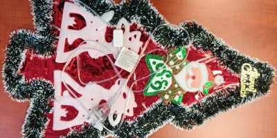 Nebezpečná vánoční dekorace ve tvaru vánočního stromku.