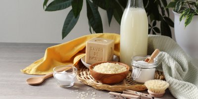 Prací mýdlo, misky s jedlou sodou, sklenice octu a utěrky s kartáčem a kolíčky na prádlo