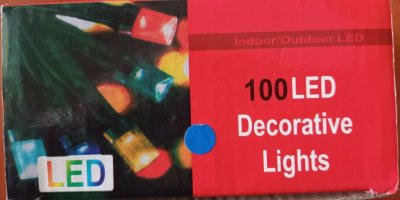 Světelný řetěz s vyměnitelnými LED světelnými zdroji vybavený elektronickou jednotkou v kartonovém obalu