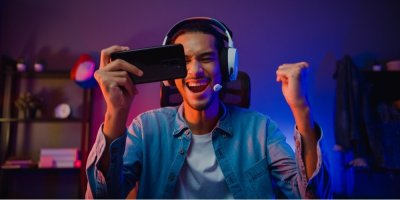 Muž hraje videohru a raduje se u toho