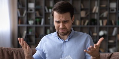 Nešťastný muž po otevření balíčku