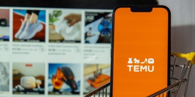 Mobilní aplikace e-shopu Temu v miniaturním nákupním vozíku