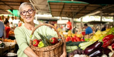 Žena nakupuje na farmářském trhu