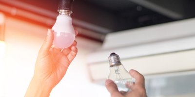Člověk mění žárovku