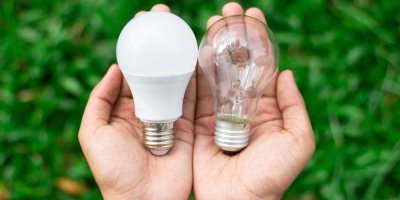 Dva druhy žárovky v dlaních