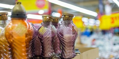 Nabídka hřbitovních svící v obchodě