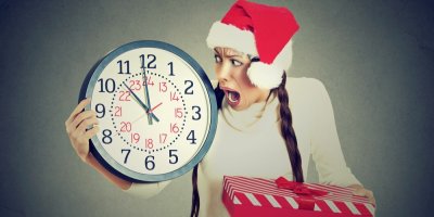 Žena v santovské čepici je vyděšená, protože kouká na hodiny