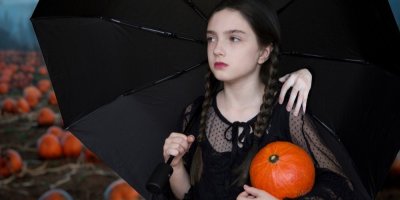 Holčička s kostýmu Wednesday Addams