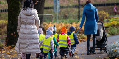 Školkové děti v reflexních vestách na procházce