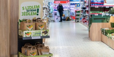 Stojan s potravinami v akci 