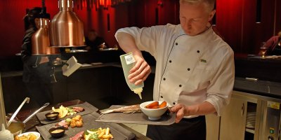 Kuchař připravuje na grilu jídlo v brněnské prodejně JIP Svět potravin 