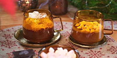 Dvě sklenice s horkou čokoládou
