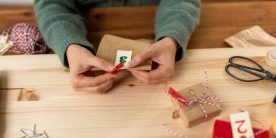 Žena vyrábí adventní kalendář