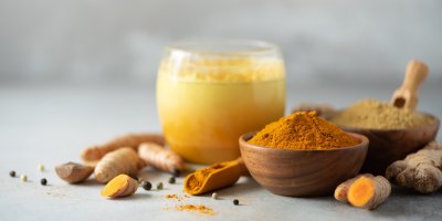 Zlaté mléko ve sklence s ingrediencemi