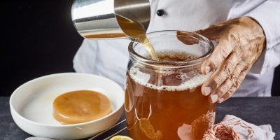 Člověk přelévá kombuchu