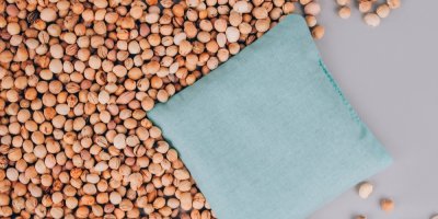 Nahřívací polštářek položený na sušených třešňových peckách