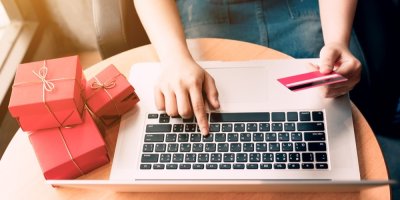 Žena nakupuje online