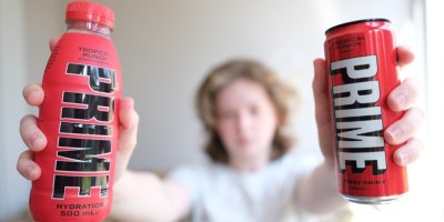 Teenager drží dva drinky Prime