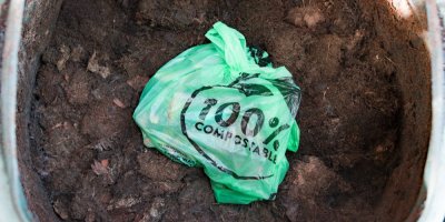 Kompostovatelný sáček na zemině