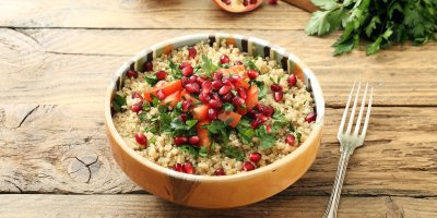 Miska s quinoou, rajčaty, salátem a semínky granátového jablka