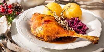 Pečená husa na talíři s knedlíkem a zelím